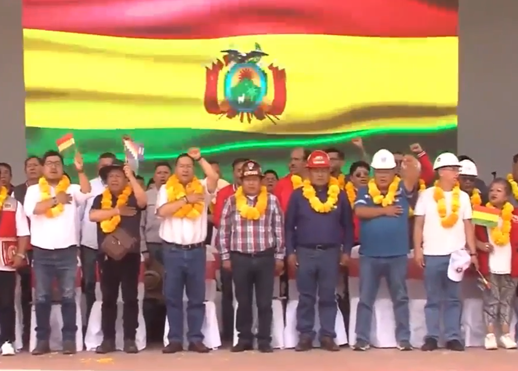 El presidente Luis Arce, Juan Carlos Huarachi de la COB y otros dirigentes. / Foto: Captura de video.