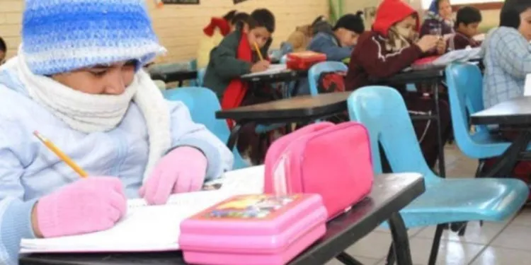 Escolares abrigados en el invierno. / Foto referencial.
