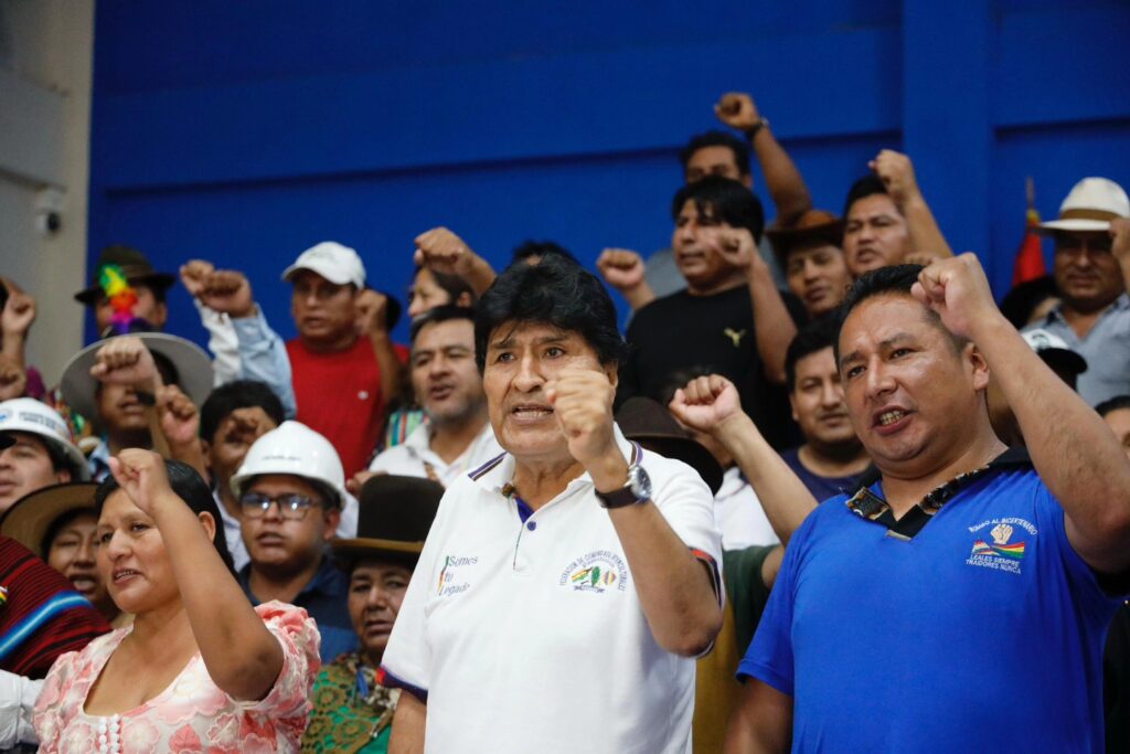 Evo Morales y su dirigencia en una reunión en el trópico de Cochabamba. / Foto: EMA.