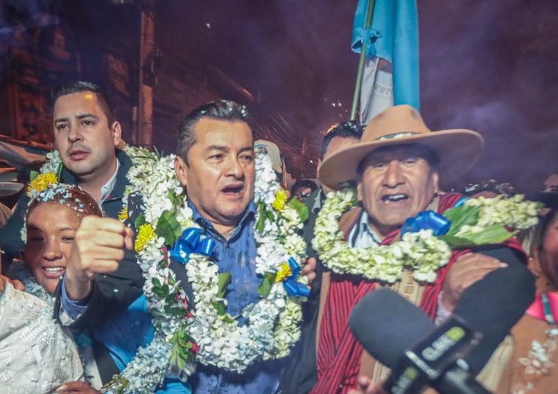 Jhonny Fernández en la inscripción de su candidatura. / Foto: JF