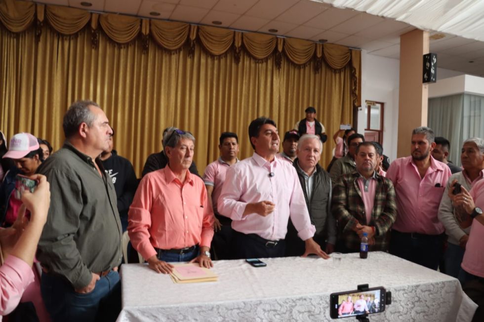 Johnny Torres y otros dirigentes en la reunión nacional del MNR. / Foto: El País.