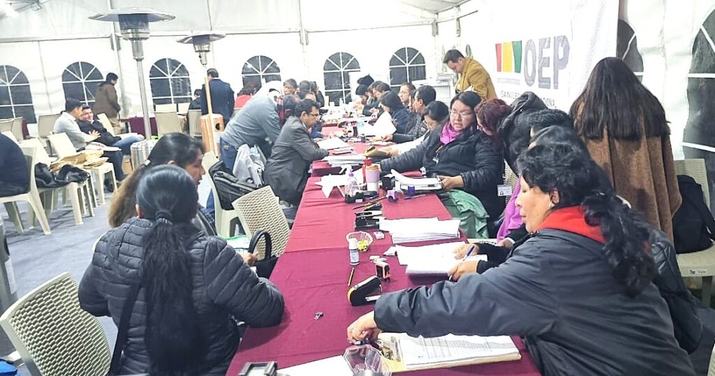La inscripción de candidatos en el TSE. / Foto: Yolanda Mamani - El Deber.