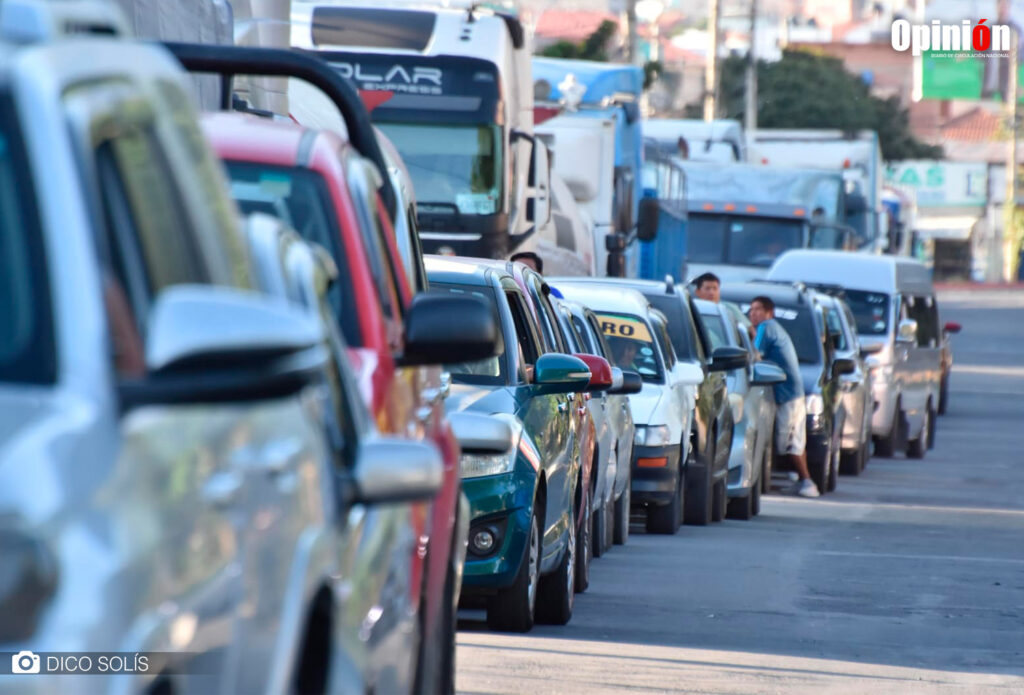 La fila de vehículos que se formó en un surtidor de Cochabamba el viernes. / Foto: Dico Solís- Opinión.