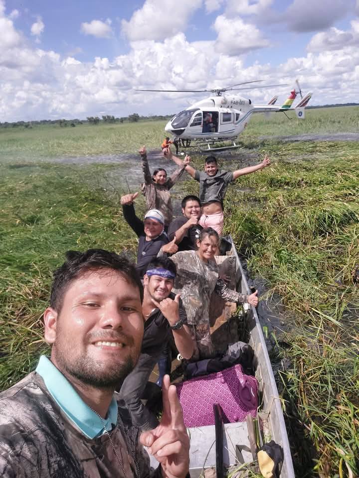 Los pescadores que hallaron a los sobrevivientes del accidente de la avioneta en Beni. / Foto: El Paparazzi beniano.
