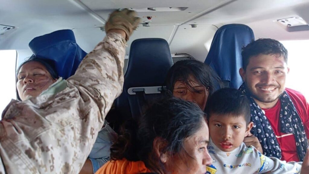 Los sobrevivientes en el helicóptero que los rescató. / Foto: Taxinoticias.