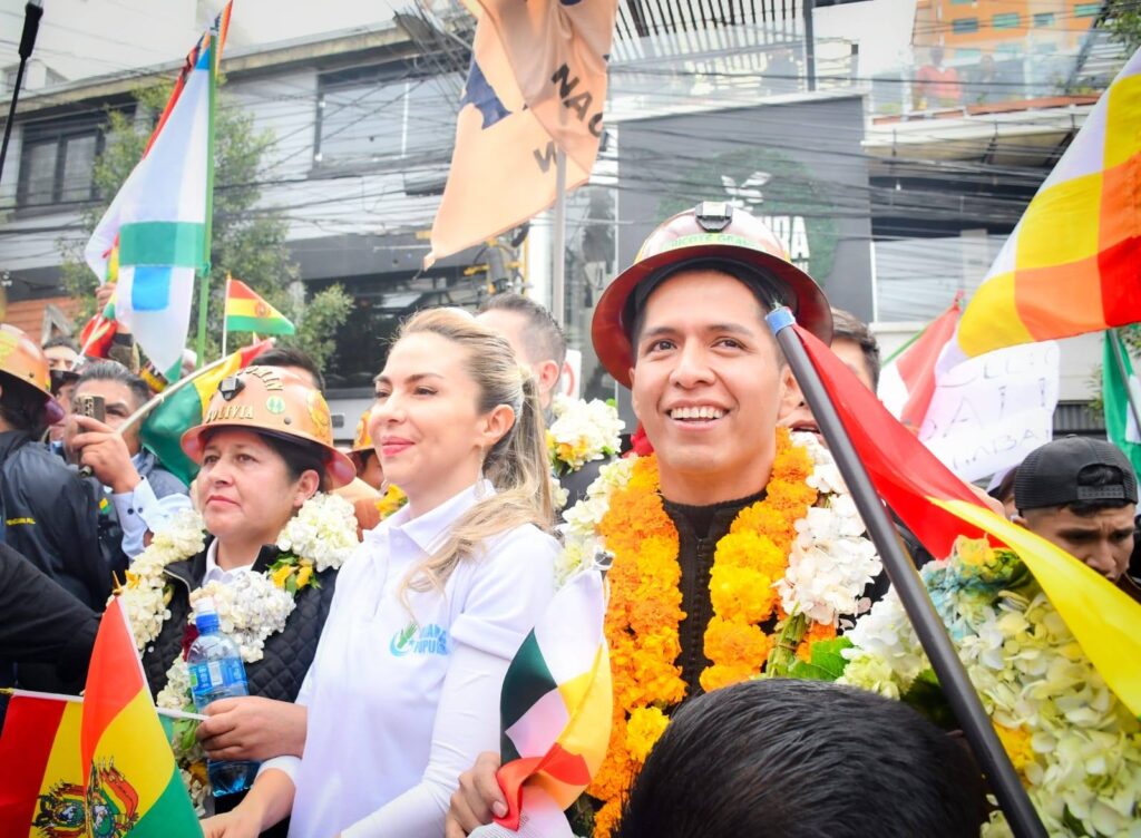 Mariana Prado y Andrónico Rodríguez en la marcha para la inscripción de su candidatura. / Foto: AR.