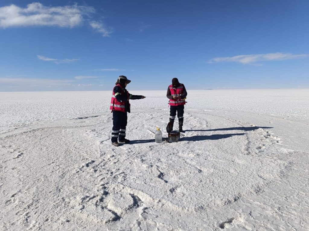 Operarios en el salar de Uyuni. / Foto: YLB.