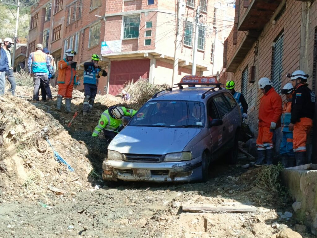 Otro de los vehículos afectados por el deslizamiento. / Foto: GAMLP.