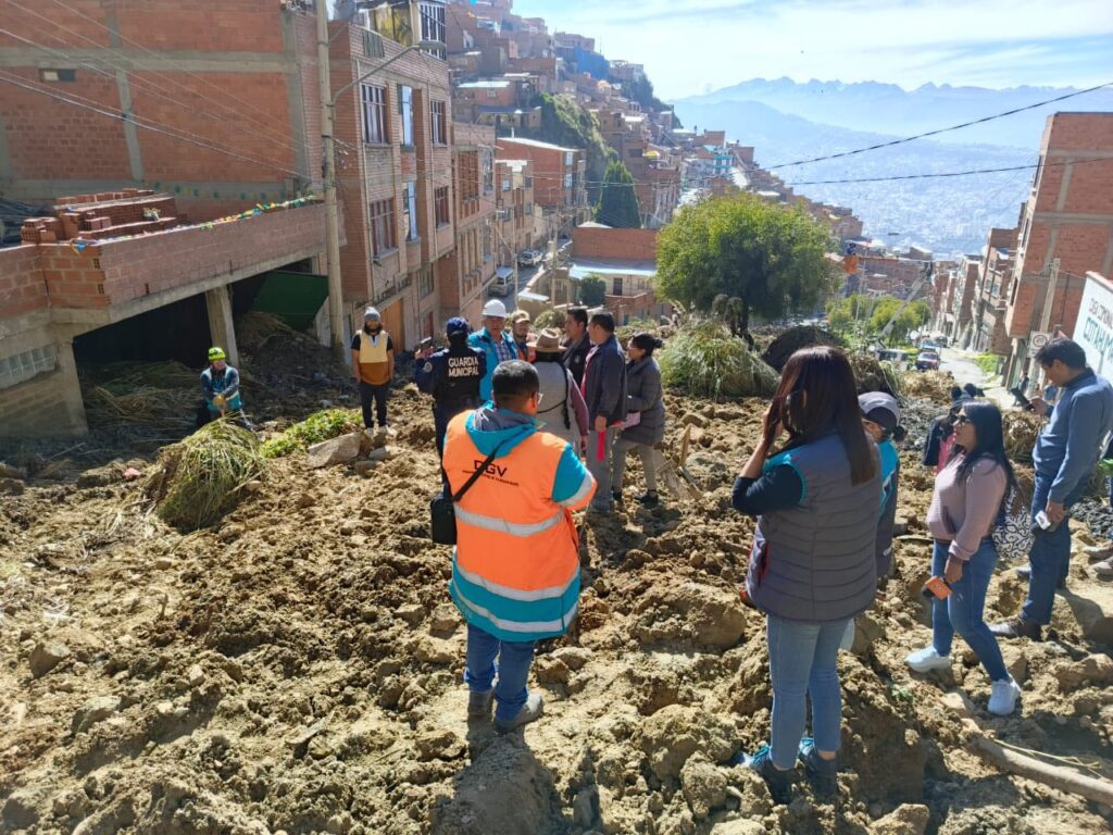 Parte del material que se deslizó del talud. / Foto: GAMLP.
