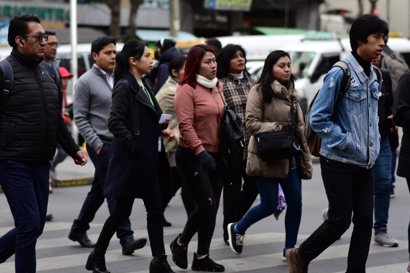 Personas abrigadas caminan por una calle de La Paz. / Foto: AMUN.