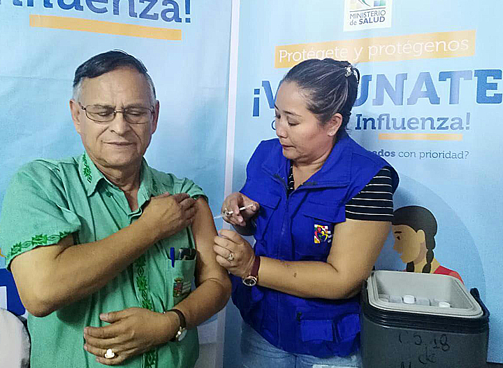Una persona se vacuna contra la influenza. / Foto: Ministerio de Salud.