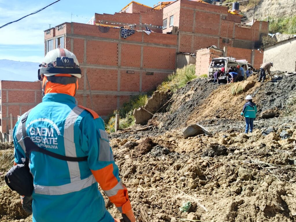 Uno de los vehículos afectadas por el deslizamiento. / Foto: GAMLP.