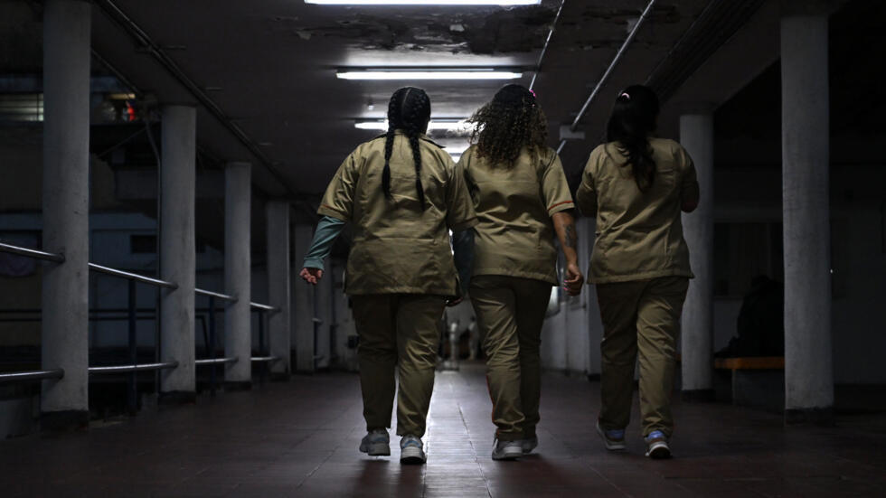 Reclusas caminan por un pasillo de la cárcel de mujeres cárcel El Buen Pastor, en Bogotá, el 29 de abril de 2025.