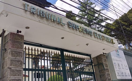 Acceso al edificio del Tribunal Electoral. Foto: TSE