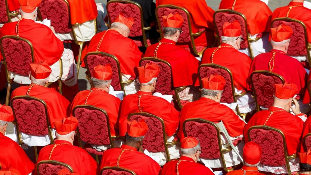 Cardenales en Roma con sus trajes púrpura.