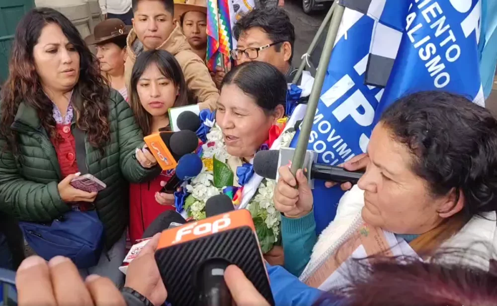 La dirigente Angélica Ponce es proclamada a la Vicepresidencia por el MAS.