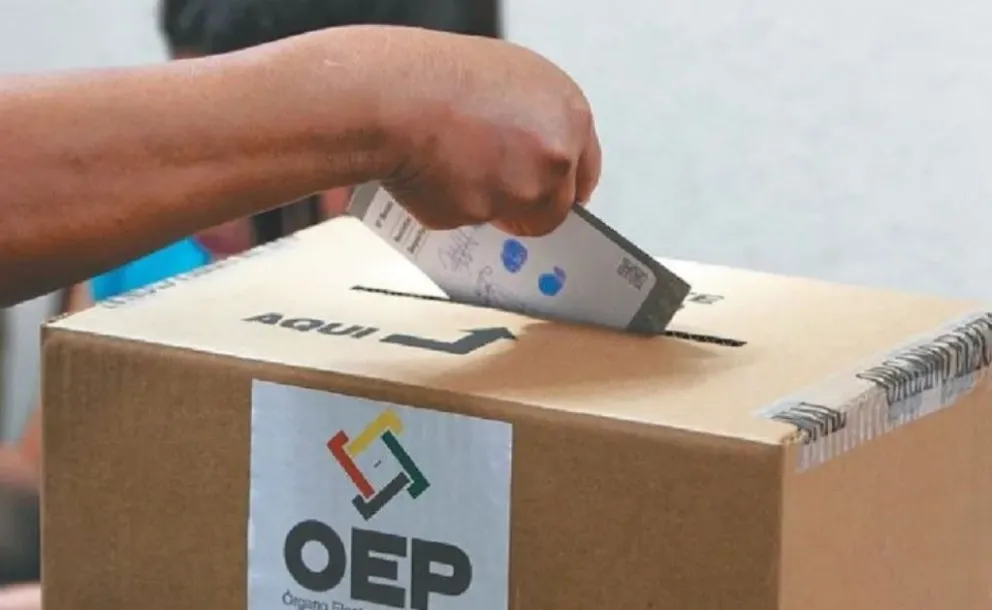 Un ciudadano guarda la boleta de votación. Foto: ABI