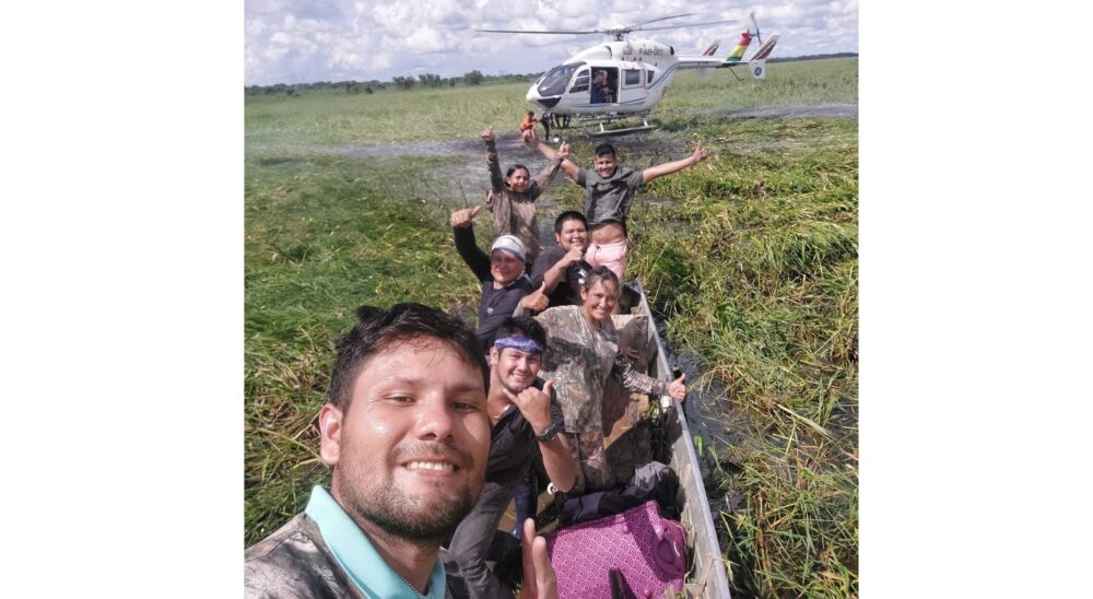 pescadores que rescataron a los 5 sobrevivientes de la avioneta siniestrada en Beni/Foto: Milan Mancilla