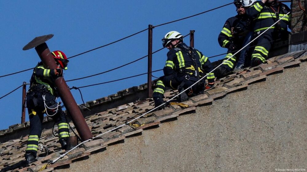 Los bomberos instalan la chimenea en la Capilla Sixtina antes del cónclave (02.05.2025)