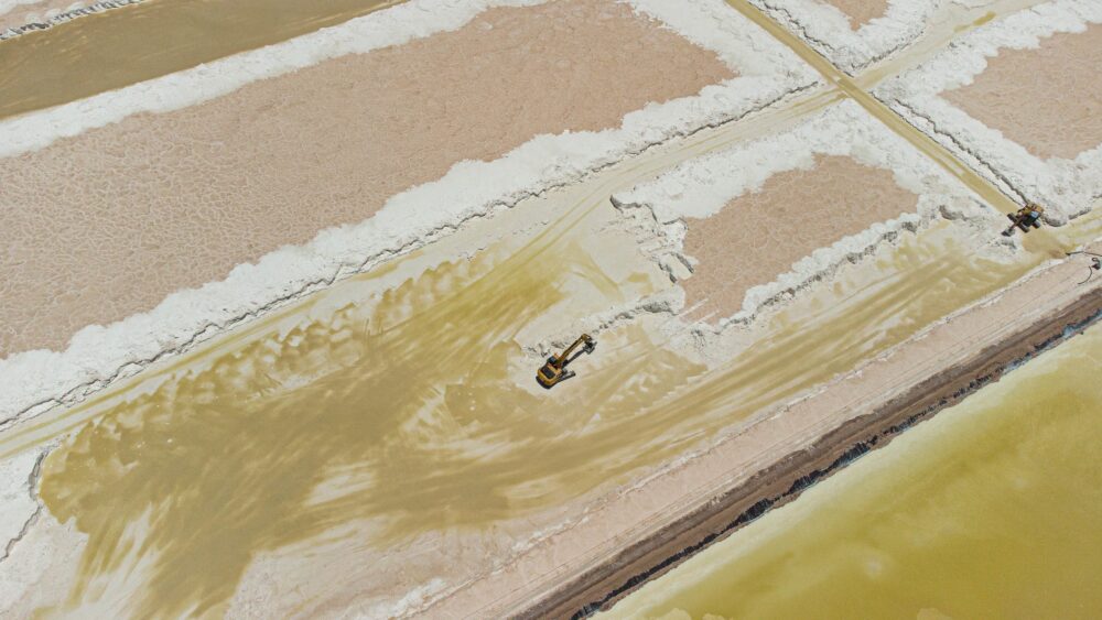 Extracción de carbonato de litio en el salar de Uyuni, al sur de Bolivia