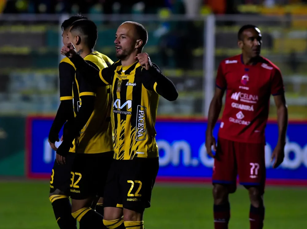 El paraguayo Juan Sinforiano Godoy celebra su gol para los atigrados. (APG).