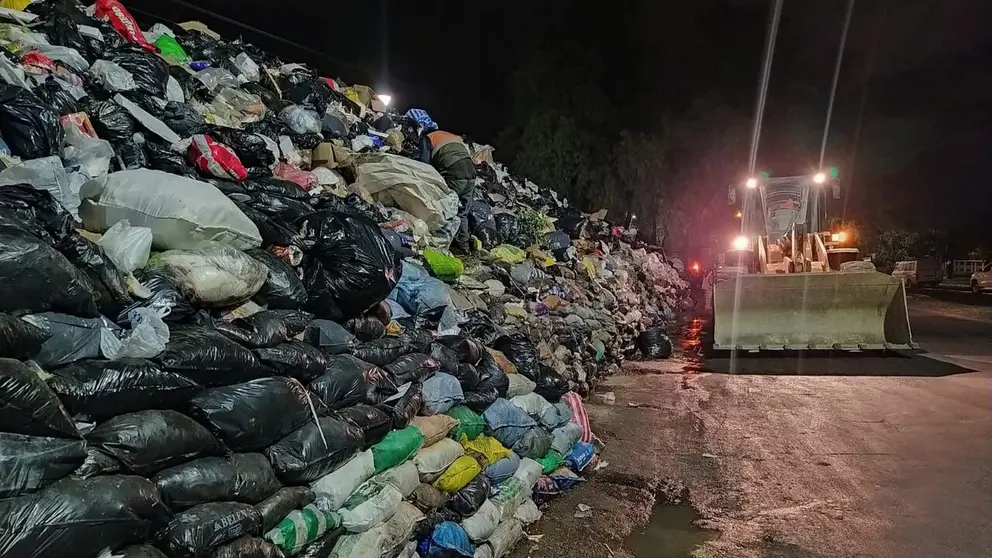 Maquinaria pesada retira la basura acumulada en el punto Humboldt. DICO SOLÍS