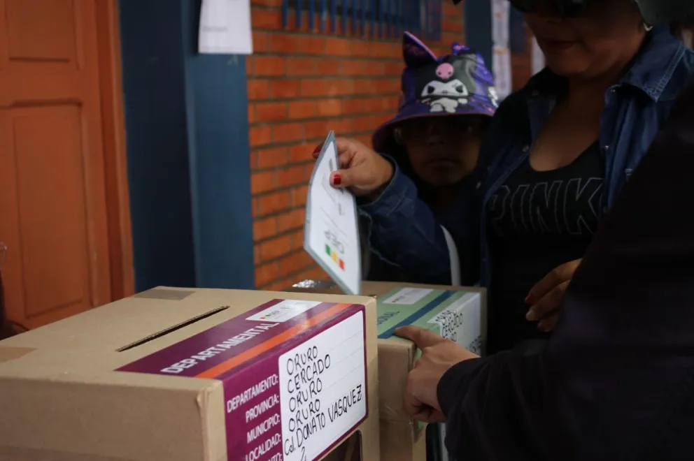 Una mujer emite su voto. Foto: ABI