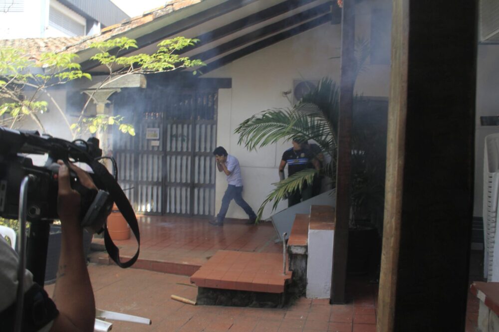 La turba ucesista atacó a La Casona I con petardos. Destrozaron puertas y ventanas/Foto: Ricardo Montero