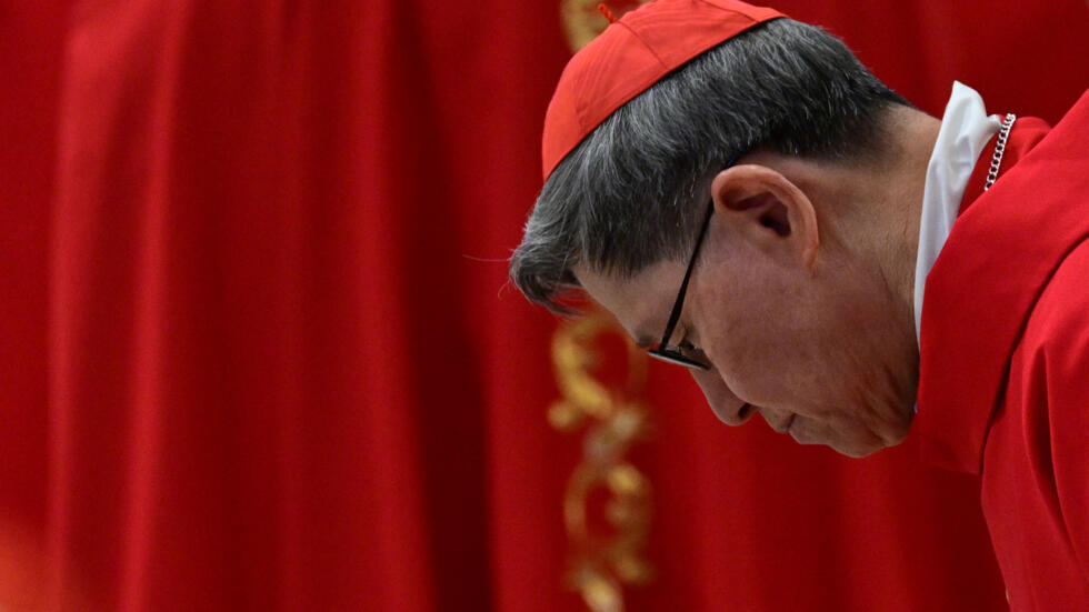El cardenal Luis Antonio Gokim Tagle asiste a una misa en la basílica de San Pedro, en el Vaticano, el 30 de abril de 2025