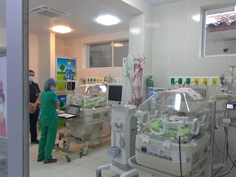 La sala de terapia intensiva de Neonatología está llena y las enfermeras no abastecen