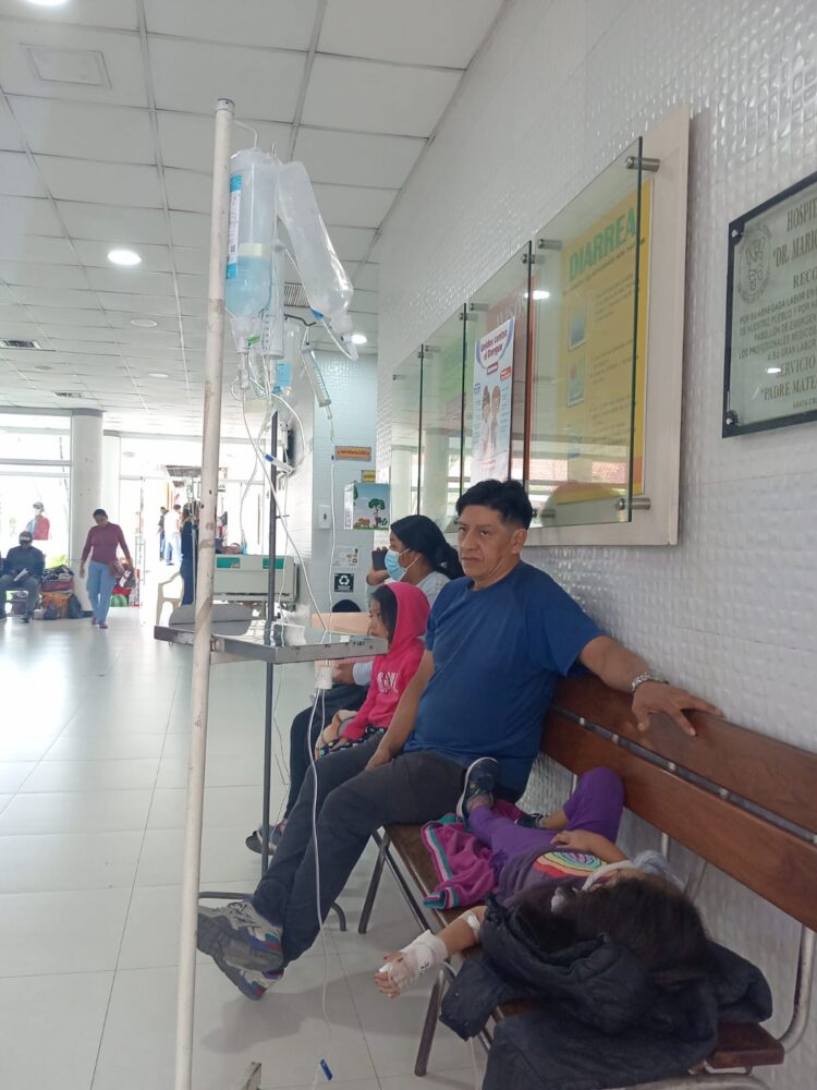 Por falta de espacio, estas dos niñas reciben suero en una banca/Foto: Deisy Ortiz