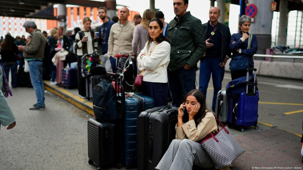 Pasajeros esperando el tren con demoras en Madrid. (5.05.2025).