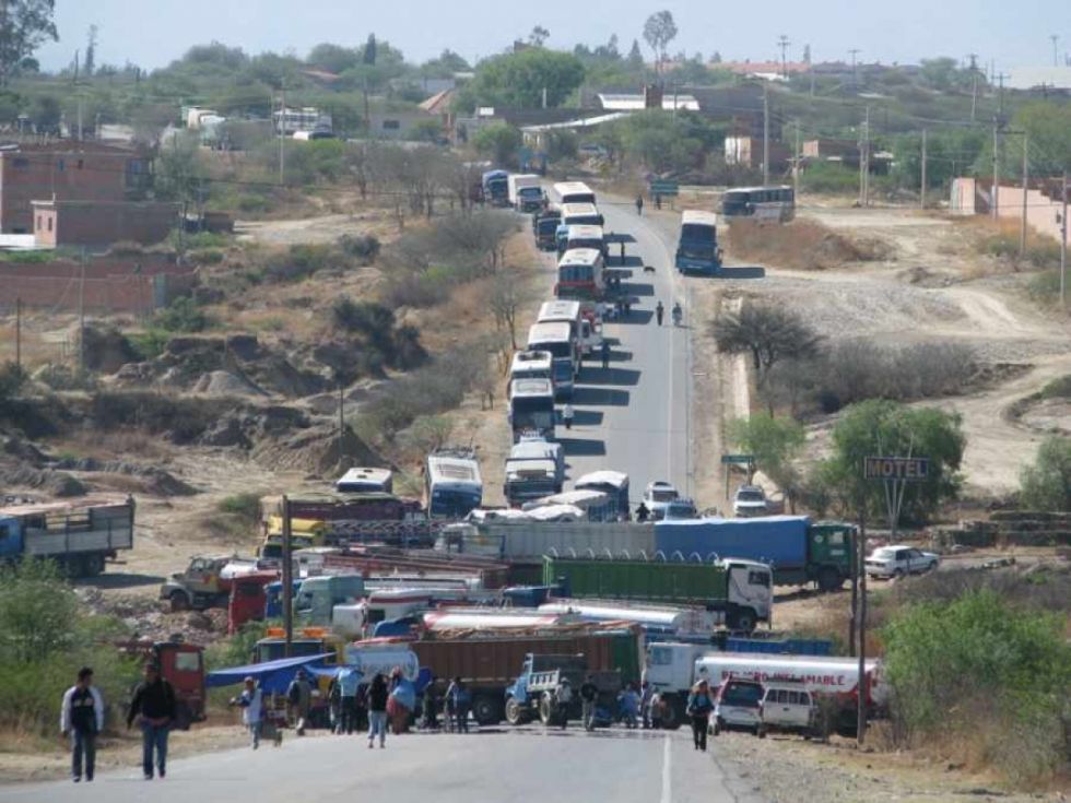 Transporte ratifica paro indefinido con bloqueos en Tarija desde este miércoles (Video)