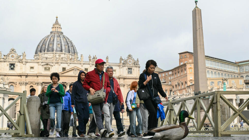 Unos visitantes caminan por la Plaza de San Pedro, en Ciudad del Vaticano, el 5 de mayo de 2025