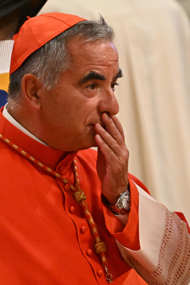El cardenal italiano Giovanni Angelo Becciu, en un consistorio en la Basílica de San Pedro, en Ciudad del Vaticano, el 27 de agosto de 2022