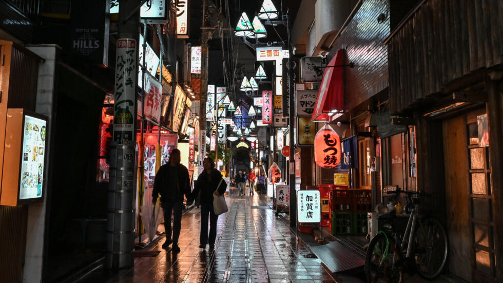 Una pareja camina por el área de Nakano, en Tokio, el 20 de noviembre de 2024