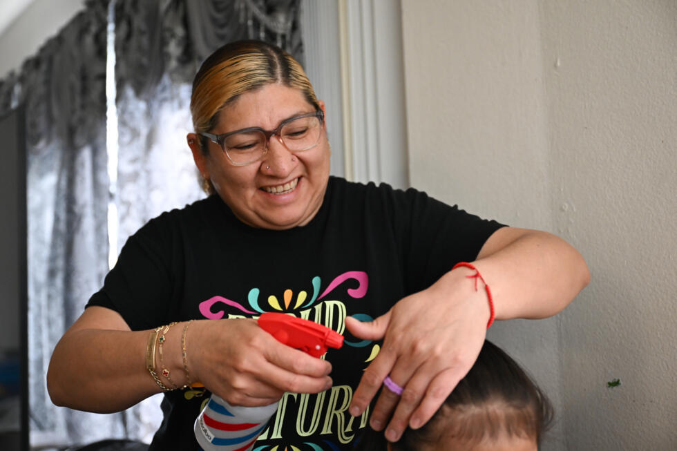 Rosalba Hernández, una inmigrante indocumentada de México, peina a su hija de cuatro años, que posee la ciudadanía estadounidense, el 23 de abril de 2025 en su casa en San Diego, California (EEUU)
