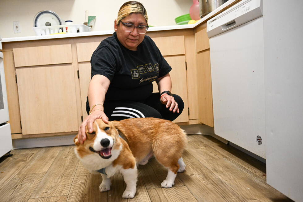 Rosalba Hernández, una inmigrante indocumentada de México, acaricia a su perro el 23 de abril de 2025 en su casa en San Diego, California (EEUU)