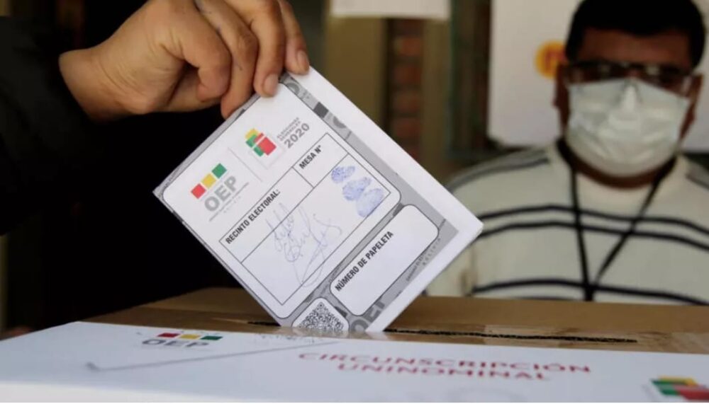 Una persona emite su voto en las elecciones generales de 2020. Foto: Archivo