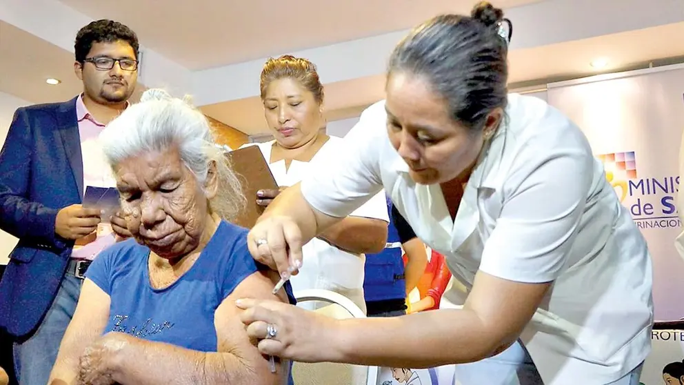 Una mujer recibe una dosis de vacuna contra la influenza./OPS-OMS