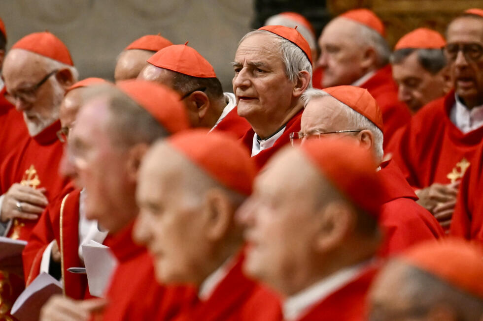 El cardenal italiano Matteo Maria Zuppi (centro-arriba) asiste a misa con motivo del sexto día de los Novendiales en la Basílica de San Pedro, en Ciudad del Vaticano, el 1 de mayo de 2025