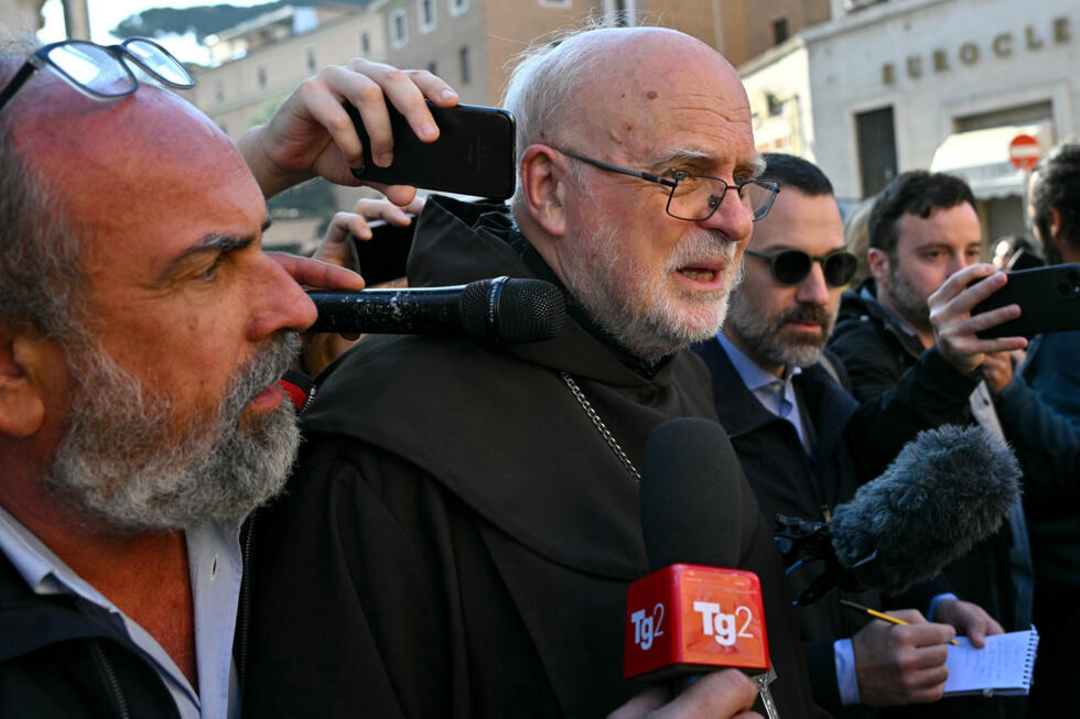 El cardenal sueco Anders Arborelius (c) llega a la sexta reunión de la congregación, en Ciudad del Vaticano, el 29 de abril de 2025