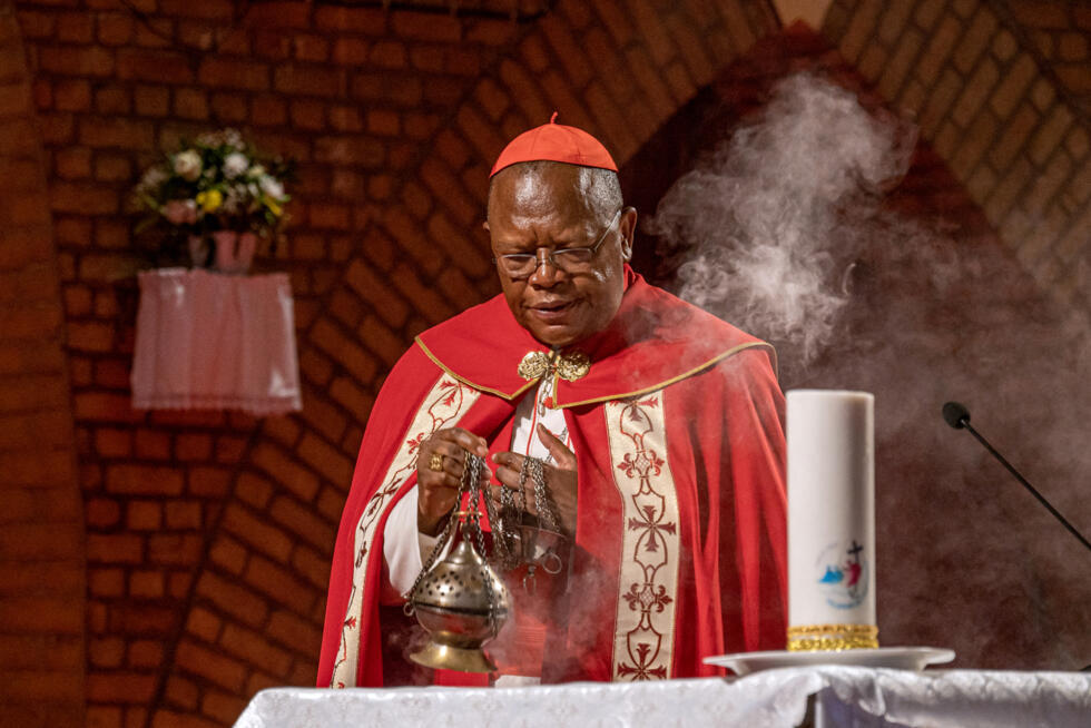 El cardenal congoleño Fridolin Ambongo Besungu oficia una misa en memoria del fallecido papa Francisco, en la Catedral de Nuestra Señora del Congo, en Kinshasa, el 21 de abril de 2025