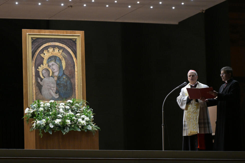 El cardenal Robert Francis Prevost guía una oración del rosario por la salud del papa Francisco el 3 de marzo de 2025 en la Plaza de San Pedro, en Ciudad del Vaticano