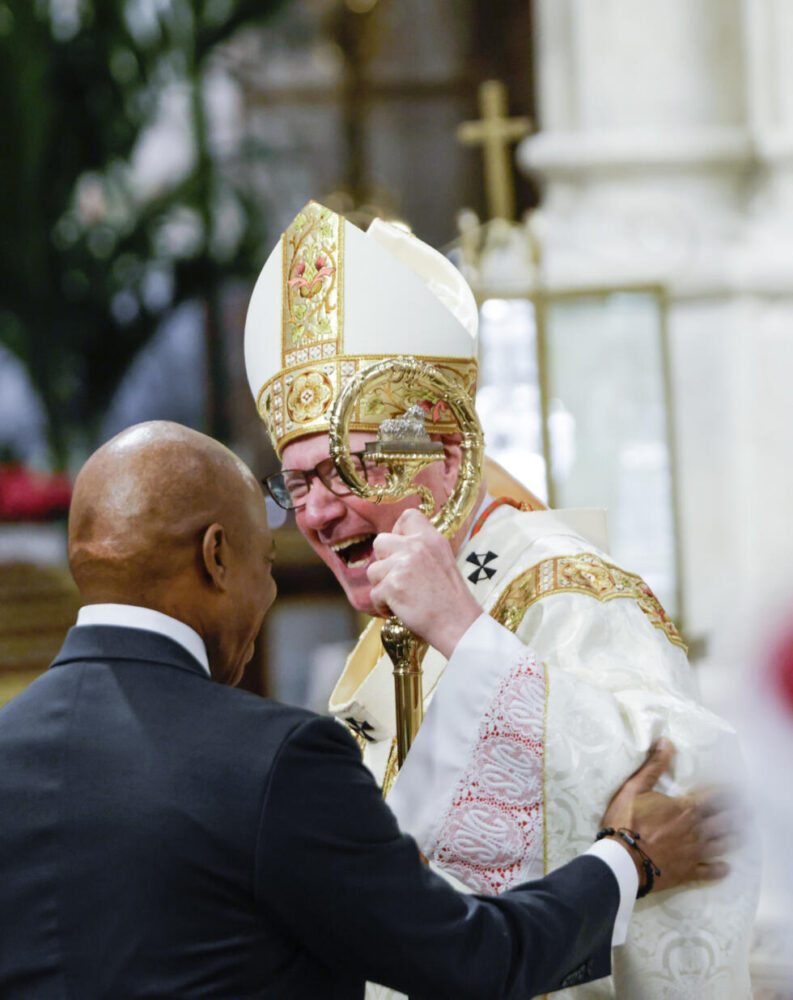 El cardenal Timothy Dolan, arzobispo de Nueva York, ríe junto al alcalde de la ciudad, Eric Adams, tras una misa en memoria del fallecido papa Francisco, en la Catedral de San Patricio, el 22 de abril de 2025