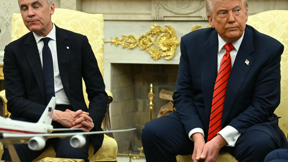 El presidente estadounidense, Donald Trump (drcha.), y el primer ministro canadiense, Mark Carney, se reúnen en el Despacho Oval de la Casa Blanca, en Washington, el 6 de mayo de 2025