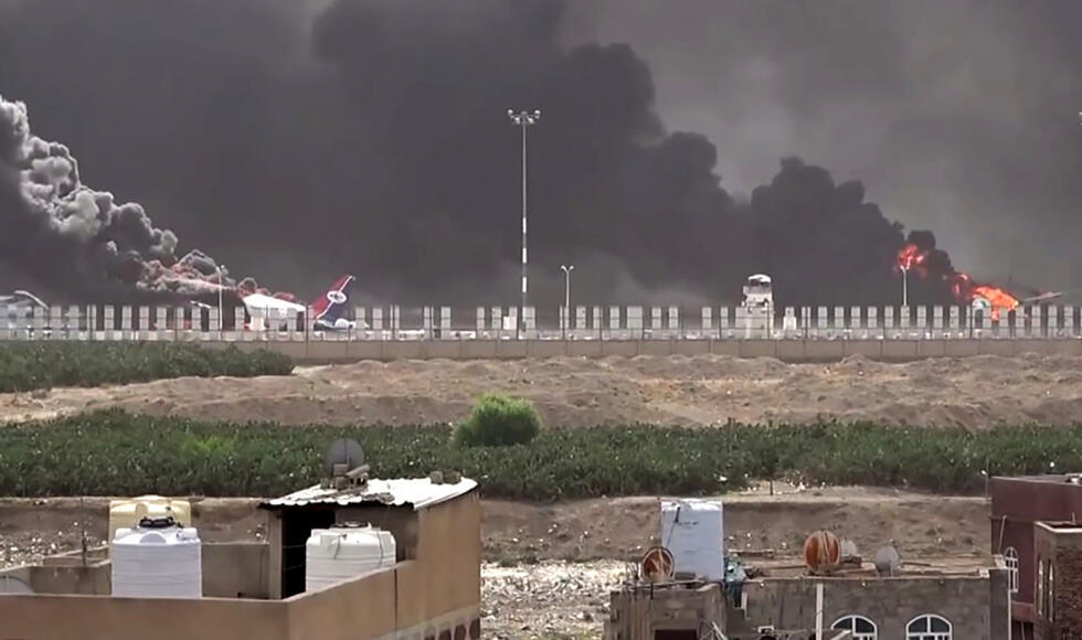 Una imagen difundida por la agencia de noticias yemení SABA, filial de los hutíes, el 6 de mayo de 2025 que muestra una columna de humo en el aeropuerto internacional de Saná después de que aviones de guerra israelíes atacaran la capital yemení