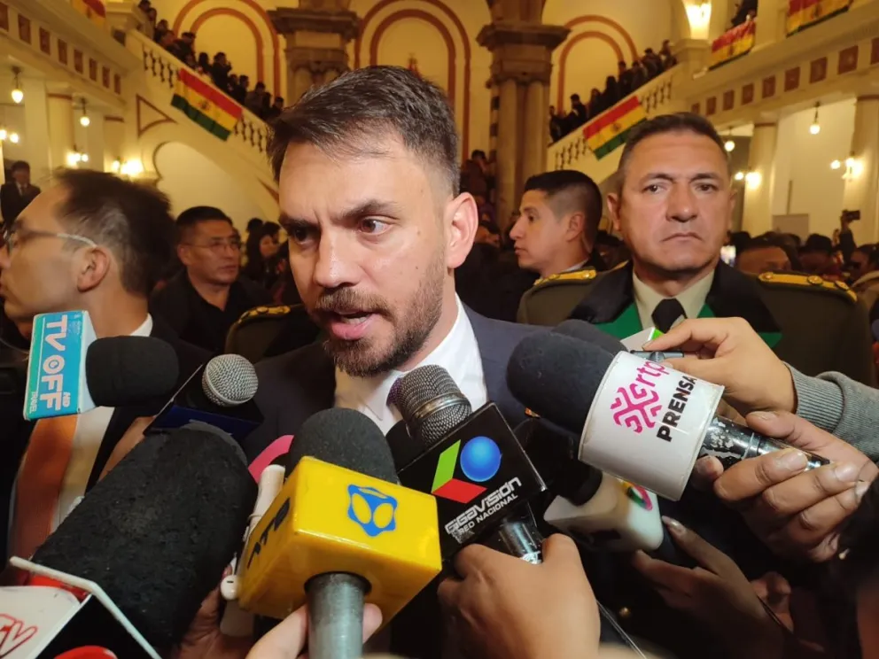 El ministro Del Castillo, en contacto con la prensa. Foto: Paulo Lizárraga A.