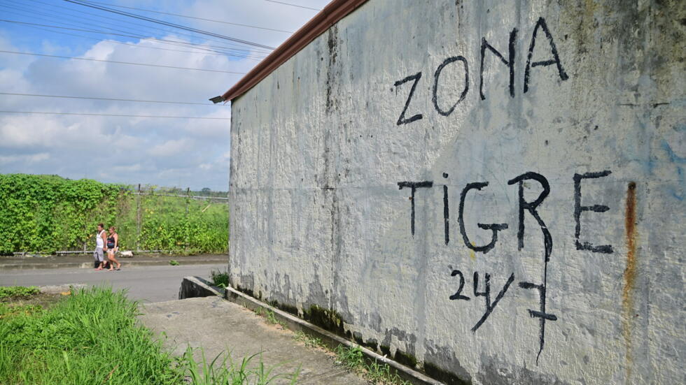 El muro de una vivienda en la ciudad ecuatoriana de Guayaquil con el grafiti "Zona Tigre", en alusión al control del sector por parte de la banda narco Los Tiguerones, fotografiada el 7 de marzo de 2025