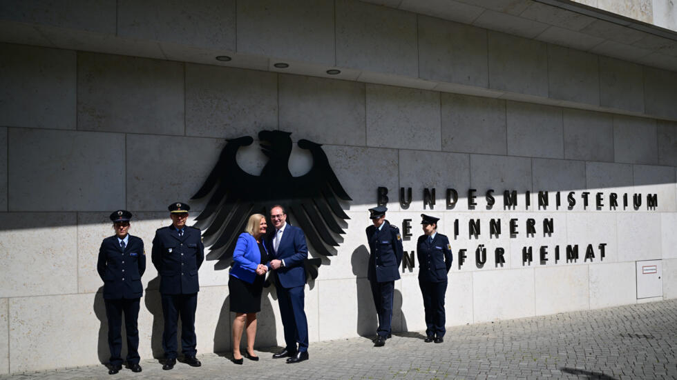 La hasta ahora ministra del Interior de Alemania, Nancy Faeser, le traspasa la cartera a su sucesor en el cargo, Alexander Dobrindt, el 7 de mayo de 2025 en Berlín